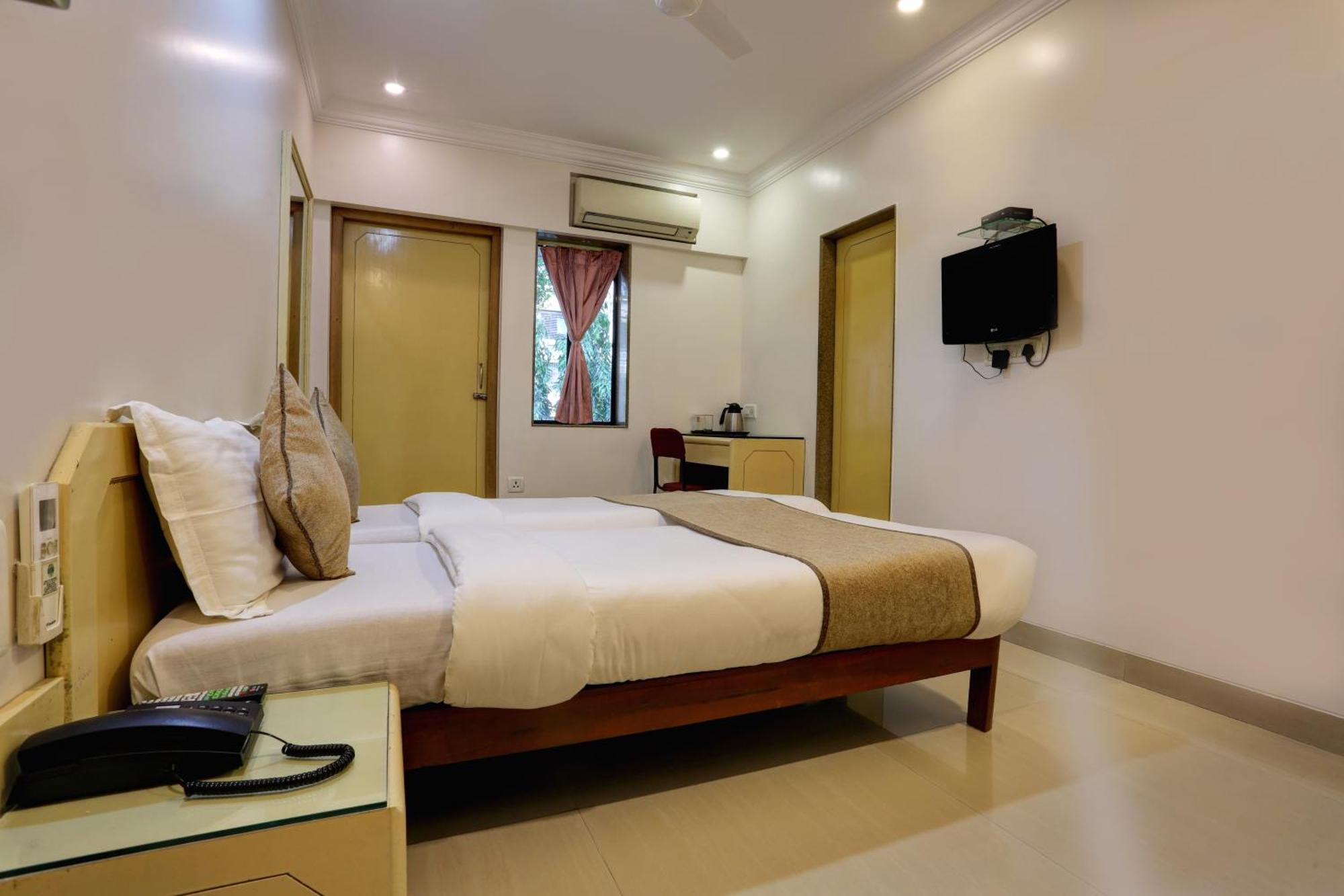 Accord Hotel Mumbai Exterior foto