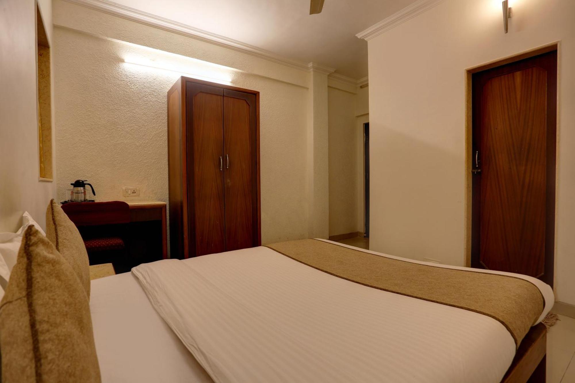 Accord Hotel Mumbai Exterior foto