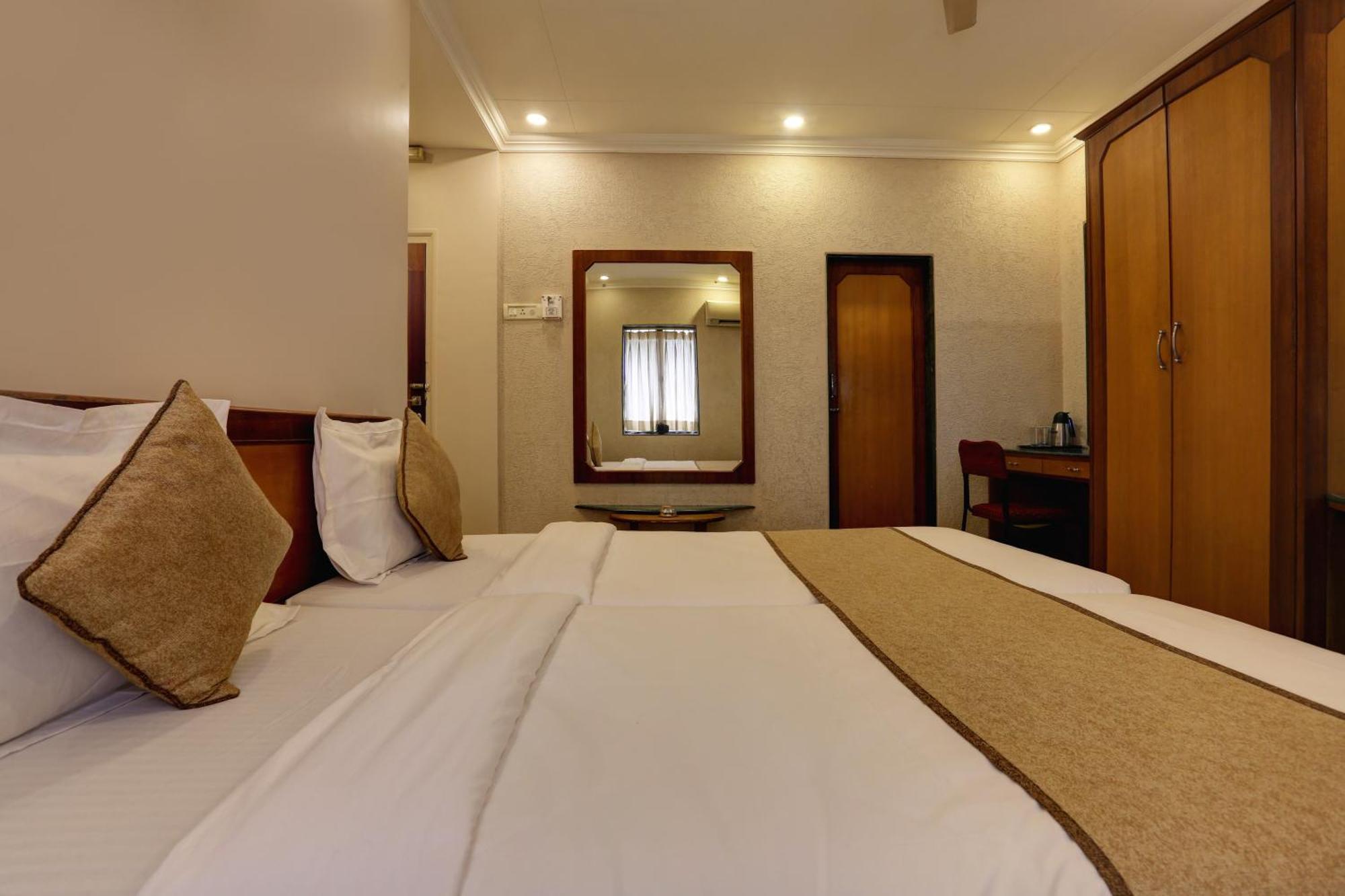 Accord Hotel Mumbai Exterior foto